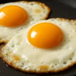 Ovos fritando em frigideira antiaderente: Por que o Ovo Gruda na Frigideira 7 dicas infaliveis