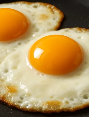 Ovos fritando em frigideira antiaderente: Por que o Ovo Gruda na Frigideira 7 dicas infaliveis