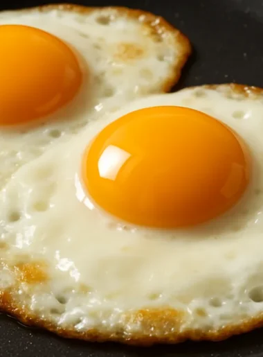 Ovos fritando em frigideira antiaderente: Por que o Ovo Gruda na Frigideira 7 dicas infaliveis