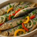 Como fazer sardinha na panela de pressão com cebola e pimentão em travessa caseira.