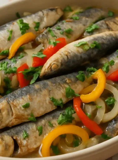 Como fazer sardinha na panela de pressão com cebola e pimentão em travessa caseira.