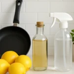 Bancada de cozinha com neutralizador de odores, limões e frigideira ao fundo.