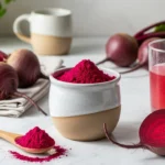 Pó de beterraba em pote com colher, drink rosado e beterrabas frescas; beneficios da beterraba em pó