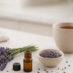 Cena minimalista com chá, lavanda fresca e seca e frasco âmbar, ilustrando benefícios da lavanda na bancada