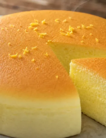 Bolo japonês fofinho com textura tremidinha, toque de limão siciliano e acabamento delicado