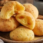 Broa de fubá airosa douradinha, macia por dentro e perfeita para acompanhar café