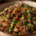 Carne moída simples e suculenta com tomate, pimentão e cheiro-verde em bowl rústico