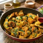 Frango ao molho especial suculento com molho dourado, alho, cebola e cheiro-verde em travessa rústica
