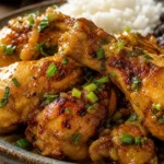 Frango refogado douradinho com molho encorpado, cebola, salsinha e cebolinha em prato rústico