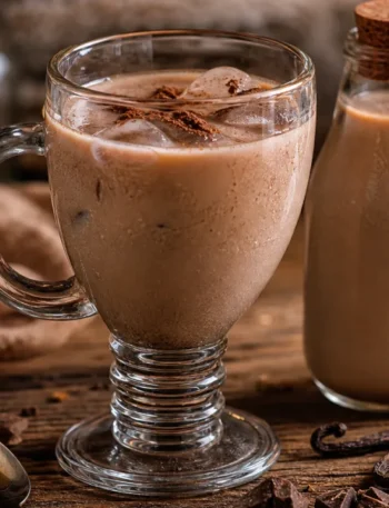 Licor caseiro cremoso de Amarula em taça, com textura aveludada e tons de chocolate