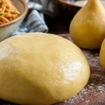 Massa de coxinha fácil e perfeita, lisa e macia, com coxinhas modeladas sobre mesa de madeira