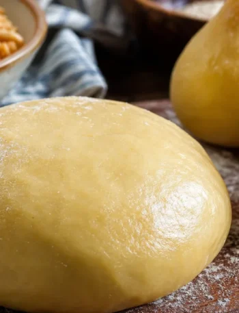 Massa de coxinha fácil e perfeita, lisa e macia, com coxinhas modeladas sobre mesa de madeira