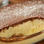 Mousse de Leite Ninho trufado cremoso com cobertura brilhante de chocolate em travessa rústica