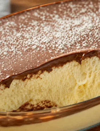 Mousse de Leite Ninho trufado cremoso com cobertura brilhante de chocolate em travessa rústica