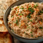 Patê de atum cremoso com cenoura, salsinha e cebolinha servido em tigela rústica com torradas