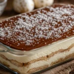 Pavê especial sem fogão com camadas cremosas de coco e ganache de chocolate em travessa de vidro