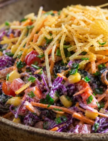 Salada tropical de churrasco com repolho roxo, cenoura, milho, tomate, azeitonas e batata palha