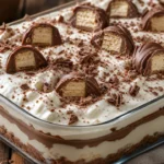 Sonho Gelado Cremoso com Sonho de Valsa em travessa de vidro, com camadas de creme branco, chocolate e chantilly